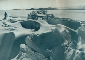 Ein Druckkamm im Meereis in Richtung Kap Barne, 1911, 1913 von Herbert Ponting
