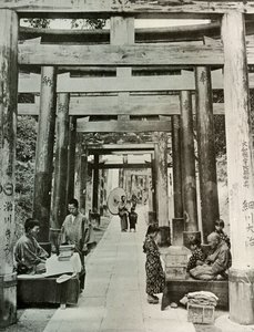 Eine Allee von Torii in Inari, 1910