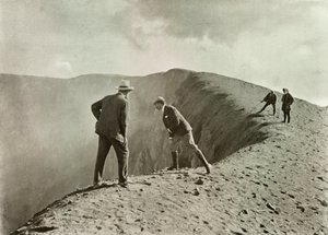 Am Rand des Kraters, Asama-Yama von Herbert Ponting