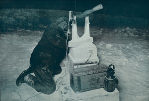 C. S. Wright macht Beobachtungen mit dem Transit, 8. August 1911, 1913