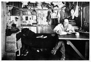 Kapitän Scott schreibt sein Tagebuch, um 1911, 1928 von Herbert Ponting