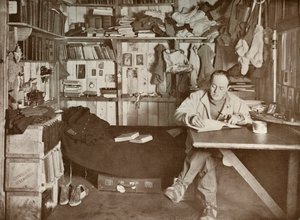 Kapitän Scott in seinem Arbeitszimmer, um 1911, 1913 von Herbert Ponting