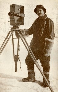 H. G. Ponting und eine seiner Kinematographenkameras, Januar 1912, 1913