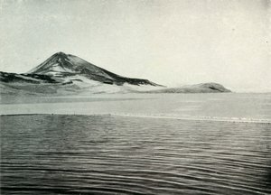 Hut Point und Observation Hill, ca. 1910-1913, 1913 von Herbert Ponting
