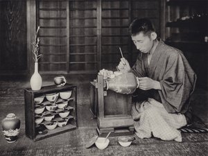 Japan in den 1920er Jahren: Porzellanmalerei von Herbert Ponting