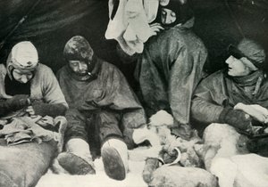 Mitglieder der Polarexpedition steigen in ihre Schlafsäcke, ca. 1911, 1913