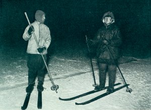 Oates und Meares beim Skifahren in der Nacht, ca. 1911, 1913