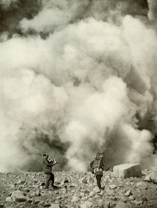 Rauch und Dampf steigen aus dem Krater von Asama nach der Explosion