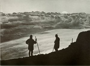 Sonnenuntergang vom Gipfel des Fuji, 1910 von Herbert Ponting