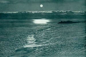 Der Barne-Gletscher: Eine Spalte mit einer dünnen Schneebrücke, ca. 1910-1913, 1913 von Herbert Ponting