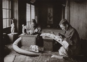 Die Elfenbeinschnitzer (s/w Foto) von Herbert Ponting