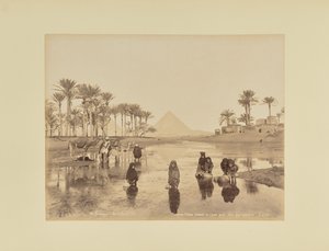 Frauen, Fellachen schöpfen Wasser nahe den Pyramiden, Kairo von Hippolyte Arnoux