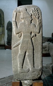 Hethitische Zivilisation: Basaltstele des Sturmgottes (9. Jahrhundert v. Chr.) Archäologisches Museum von Istanbul von Hittite