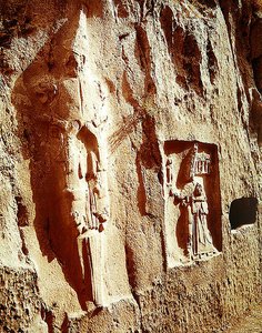 Der Schwertgott und Tudhaliya IV. umarmt von einem Gott von Hittite