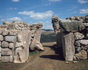 Das Königstor, mit Relief links den Kriegsgott darstellend von Hittite Hittite