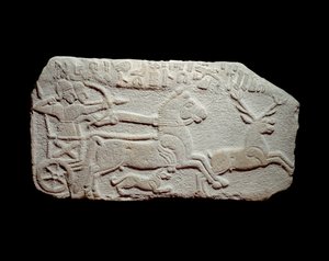 Relief der Jagd: Hethitischer König Maradas in einem Wagen, der ein Reh jagt wie die Könige von Assyrien. Neo-hethitische Periode, um 1050 - 900 v. Chr. Aus Anatolien. Paris, Louvre von Hittite Late