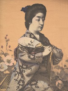 Mädchen mit einem runden Papierfächer Uchiwa, ca. 1900