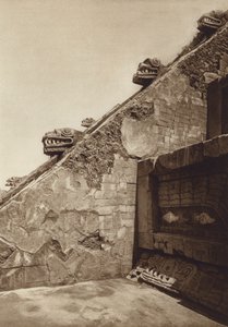 Mexiko: San Juan Teotihuacan, Skulpturen der Treppen an der Pyramide von Quetzalcouatl im Zentrum der Zitadelle, Westfassade von Hugo Brehme