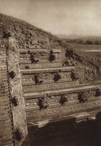Mexiko: San Juan Teotihuacan, Steinskulpturen an der Westfassade der Pyramide von Quetzalcouatl, Pyramide im Zentrum der Zitadelle von Hugo Brehme