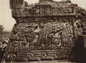 Mexiko: Xochicalco, Teil der Pyramide mit Schlange und Hieroglyphen von Hugo Brehme
