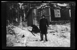 Arne Homén und Guido Simberg mit Skiern von Hugo Simberg