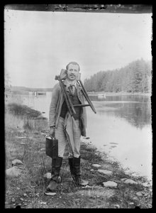 Hugo Simberg mit Malutensilien in Niemenlautta von Hugo Simberg