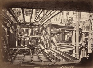Arbeiter auf Trägern des Auditoriums, Neue Pariser Oper von Hyacinthe César Delmaet and Louis Émile Durandelle