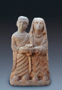 Antike Kunst: Paar bringt ein Opfer dar. Steinskulptur, 3. Jahrhundert v. Chr. Nationalmuseum für Archäologie von Madrid