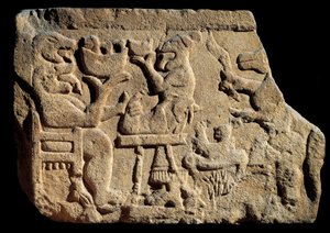 Iberische Kunst: Flachrelief, das eine mythologische Bankettszene darstellt, bei der ein Gott der Unterwelt zwei Köpfe mit offenem Mund vor einem Opferaltar hat. Um 500 v. Chr. aus dem Grab von Pozo Moro, Spanien. Madrid, Museo Arqueológico Nacional von Iberian