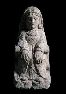 Sitzende Dame. Kalksteinskulptur, 4.-2. Jahrhundert v. Chr.