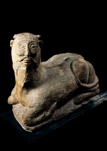 Iberische Kunst: "Bicha de Balnitrogen", ein Stier mit menschlichem Kopf. Steinskulptur aus Albacete, Spanien. 5. Jahrhundert v. Chr. Nationales Archäologisches Museum, Madrid von Iberian School