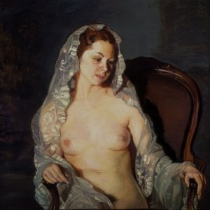 Sitzende nackte Frau mit transparentem Mantilla