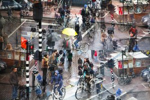 Geschäftiger urbaner Regentag von Igor Shrayer
