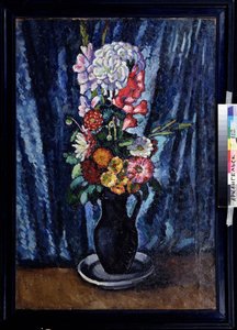 Blumenstrauß in einem Krug vor blauem Hintergrund von Ilya Ivanovich Mashkov