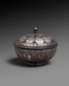 Schale und Deckel aus Metalllegierung mit Silber eingelegt, jeweils mit einem Band aus naturalistischen Blumen, 1700-1899
