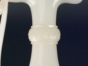 Detail vom Dolchgriff mit Blumendesign
