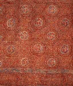 Stoff mit Blumenmuster und Rundeln in Rahmen von Indian School