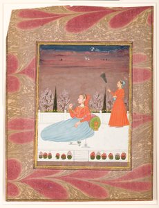 Frau sitzt auf einer Terrasse mit einer Dienerin mit einem Chauri, ca. 1735 von Indian School