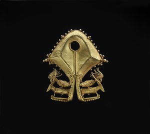 Mamuli, Anhänger mit Kakadus auf Hirschen, Sumba-Inselvölker, ca. 19. Jahrhundert von Indonesian School