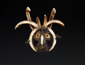 Mundmaske, wahrscheinlich den Kopf eines Hahns darstellend