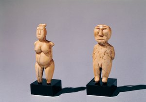 Zwei Statuetten eines Mannes und einer Frau, aus der Beringstraße von Inuit School