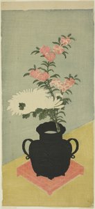 Weiße Chrysanthemen und Nelken in einer schwarzen Vase