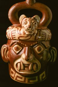 Ein Keramikartefakt mit einem gefangenen Mund, gefunden in El Brujo, einem abgelegenen Komplex von Pyramidenruinen der Moche - einer Kultur, die von etwa 100 bis 800 n. Chr. die Nordküste Perus beherrschte. Bei Ausgrabungen im Moche-Tal im Jahr 1899 war de