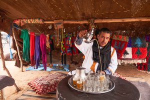 Ein Einheimischer serviert Minztee in Erg Chebbi in der Wüste nahe Merzouga, Marokko, 2019 (Foto) von Ira Block