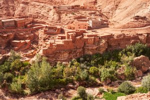 Eine Szene einer Stadt auf dem Weg nach Ait Benhaddou von Marrakesch, Marokko, 2019