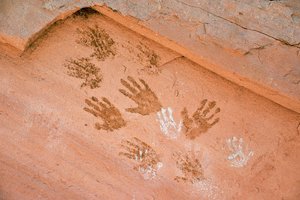 Anasazi-Handabdruck, antike Felskunst gefunden in Grand Gulch, Utah von Ira Block