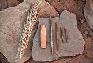 Anasazi-Werkzeuge auf einem Felsen im Grand Gulch, Utah von Ira Block
