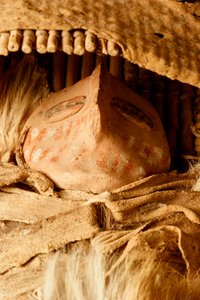 Im College of Eastern Utah Prehistoric Museum in Price, Utah, eine Miniatur-Fremont-Wiege mit einer Keramikfigur, die in den 1930er Jahren im Capitol Reef-Gebiet gefunden wurde von Ira Block