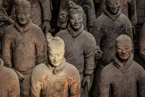 Im Terra-Cotta-Krieger-Museum, Szenen der verschiedenen Krieger im Bereich Grube 1, 2009 (Foto)