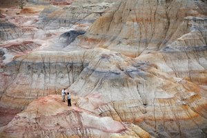 Gefärbte Felsen in der Nähe von Wu Cai Wan in der Wüste Gobi, Xinjiang, Westchina, 2007 von Ira Block